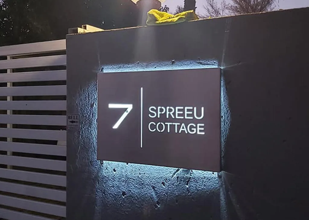 Custom house number and Spreeu Cottage entrance sign