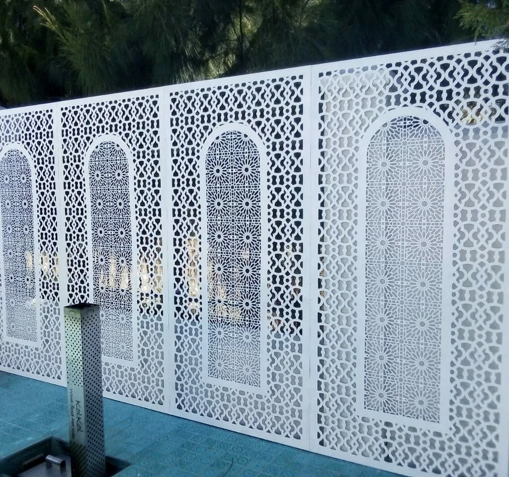 Decorative metal privacy screen with patterned panels