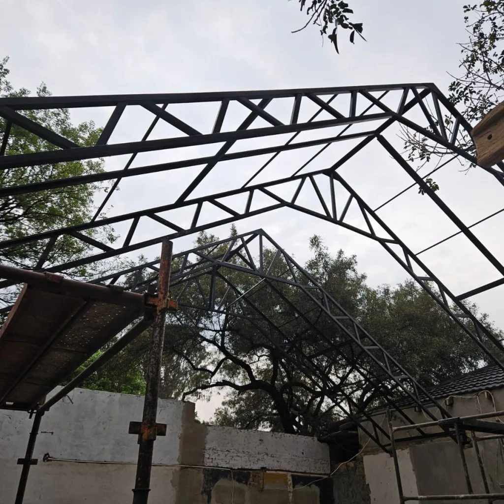 Steel roof trusses supported by columns